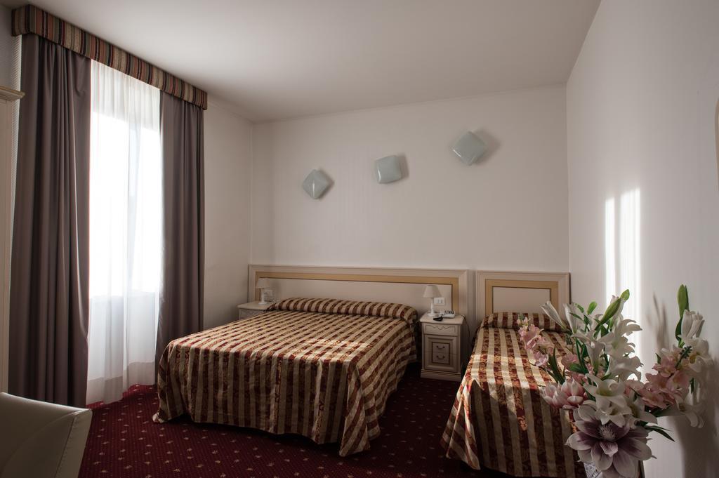 Hotel Centrale Piombino Oda fotoğraf